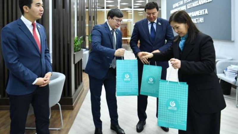YEE’den Kazakistan Meclis Kütüphanesine Kitap Bağışı