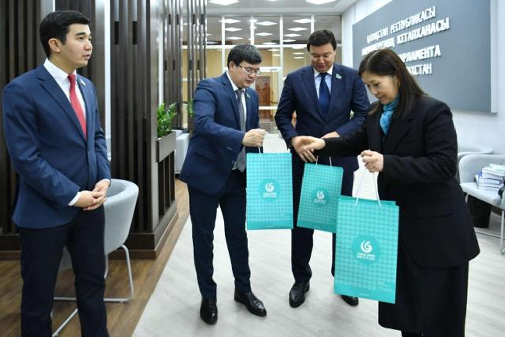yeeden kazakistan meclis kutuphanesine kitap bagisi