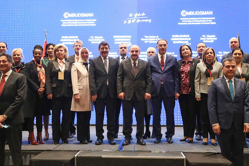 21. Yüzyılda İnsan Haklarının Geleceği Konferansı: Dijitalleşen Dünyada İnsan Hakları 1 21. Yüzyılda İnsan Haklarının Geleceği Konferansı: Dijitalleşen Dünyada İnsan Hakları