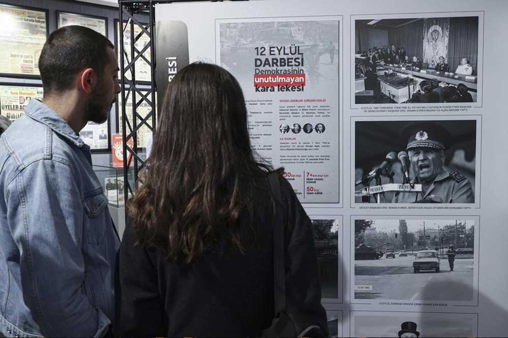 “1980’ler Kimlik Bunalımı” sergisi, başkentli sanatseverlerle buluştu 1 “1980’ler Kimlik Bunalımı” sergisi, başkentli sanatseverlerle buluştu