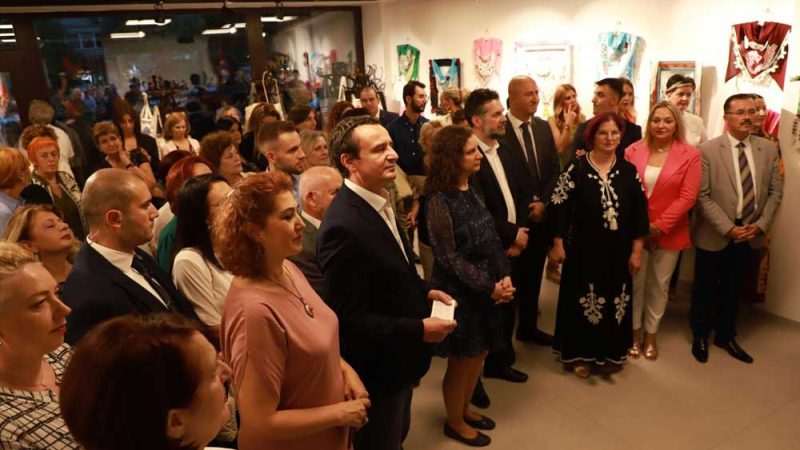 Kosova Başbakanı Albin Kurti, “Gelenekten Geleceğe Sergisi”ni Ziyaret Etti
