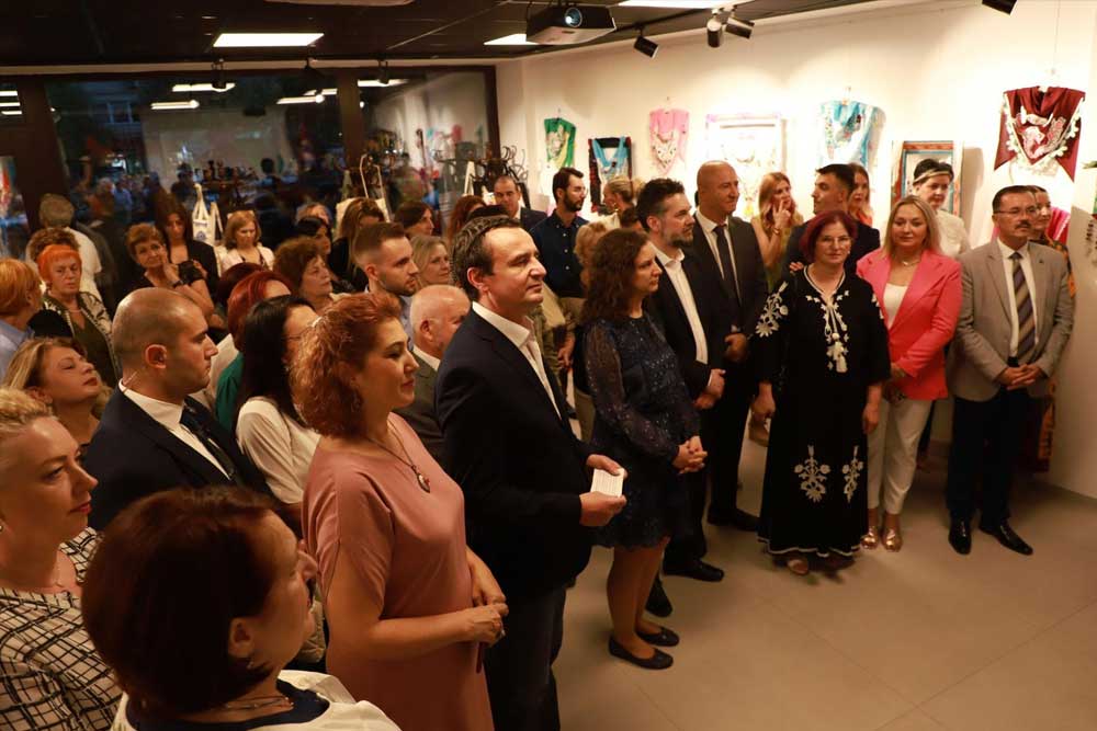 Kosova Başbakanı Albin Kurti, “Gelenekten Geleceğe Sergisi”ni Ziyaret Etti 1 Kosova Başbakanı Albin Kurti, “Gelenekten Geleceğe Sergisi”ni Ziyaret Etti