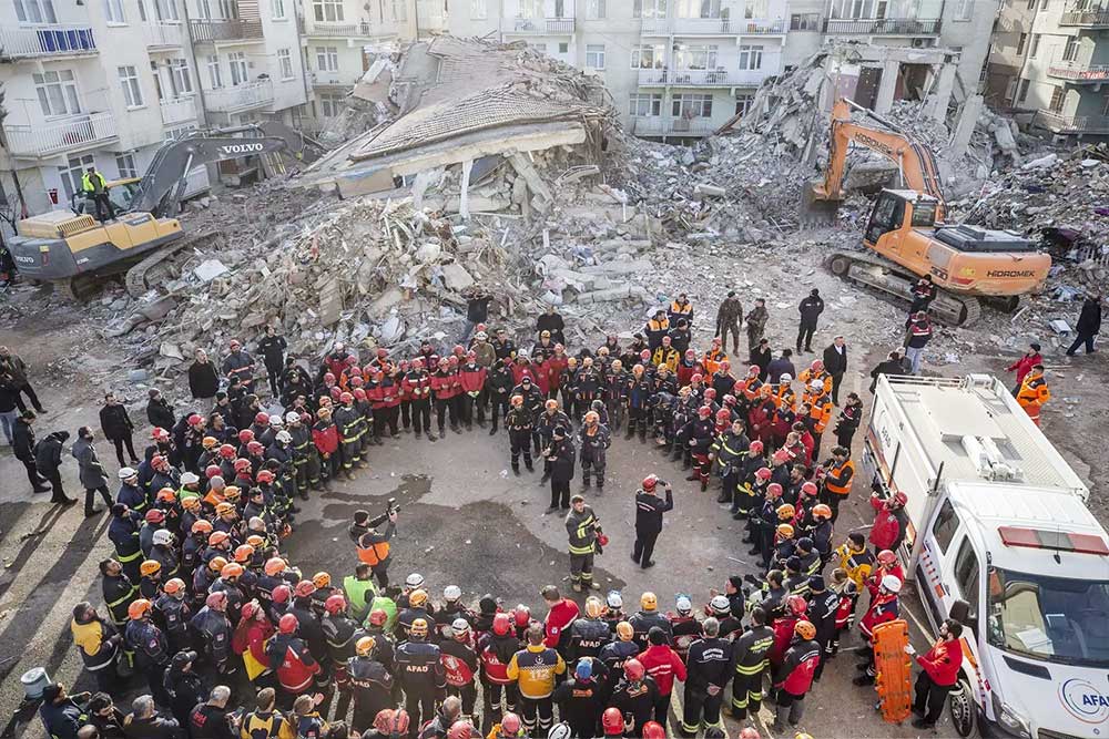 Deprem Yıkıntıları Arasında Doğrulan, Türk Millet Birliğidir